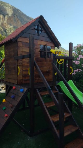 Parque infantil con casita.