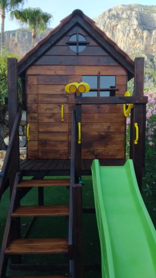 Parque infantil con casita.