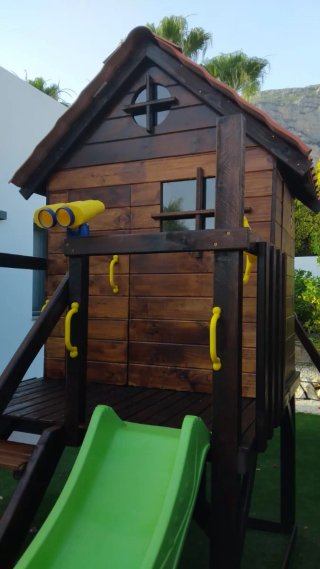 Parque infantil con casita.