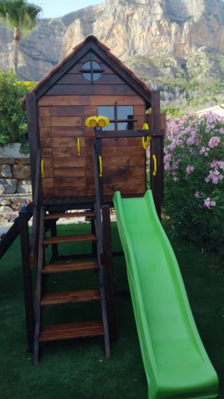 Parque infantil con casita.