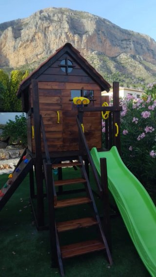 Parque infantil con casita.