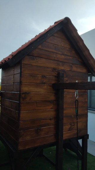 Parque infantil con casita.