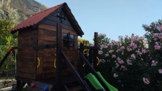 Parque infantil con casita.