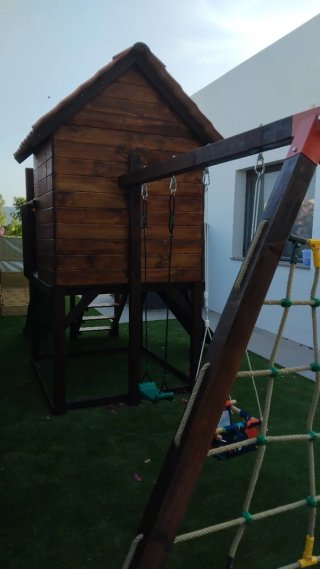 Parque infantil con casita.