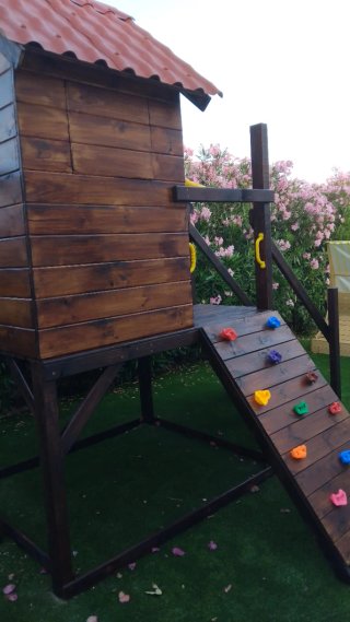 Parque infantil con casita.