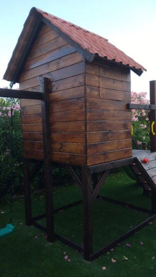 Parque infantil con casita.