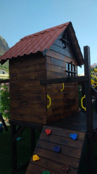 Parque infantil con casita.