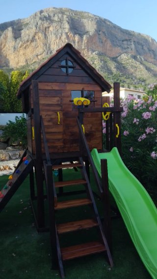 Parque infantil con casita.