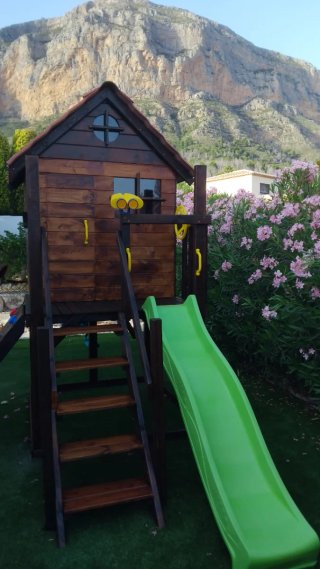 Parque infantil con casita.