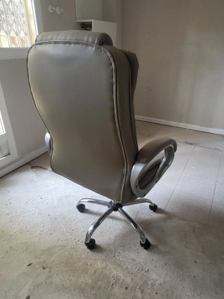 Silla de oficina beige como nueva