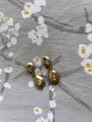 Pendientes Verdes con Detalles Dorados