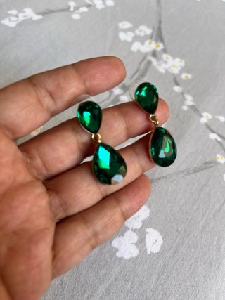 Pendientes Verdes con Detalles Dorados