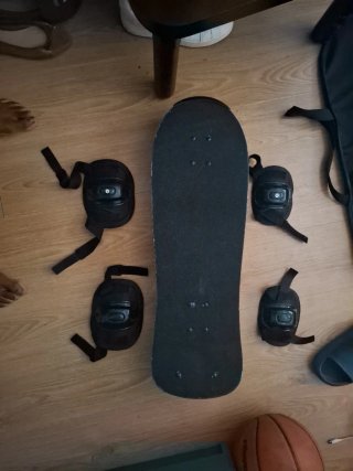 Skate Malone con protecciones