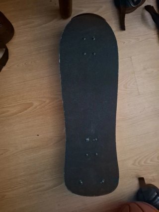 Skate Malone con protecciones
