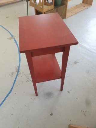 Mesa auxiliar de madera con cajón
