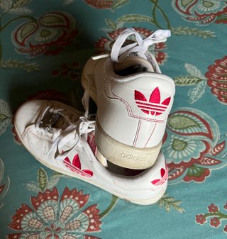 Zapatillas deportivas blancas y rosa fuerte