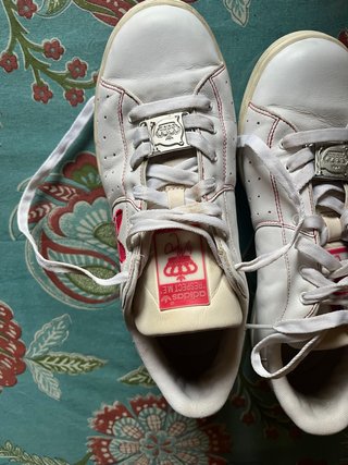 Zapatillas deportivas blancas y rosa fuerte
