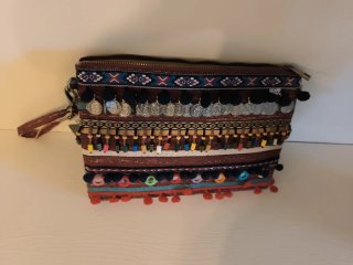 Bolso de mano étnico con monedas