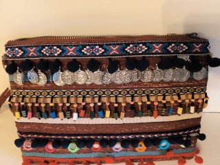 Bolso de mano étnico con monedas