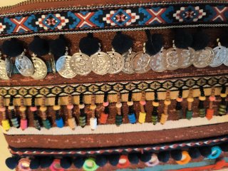 Bolso de mano étnico con monedas
