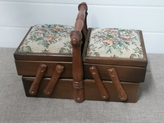 Costurero madera antiguo floral