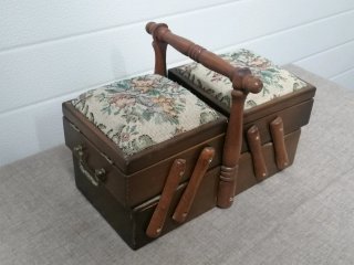 Costurero madera antiguo floral