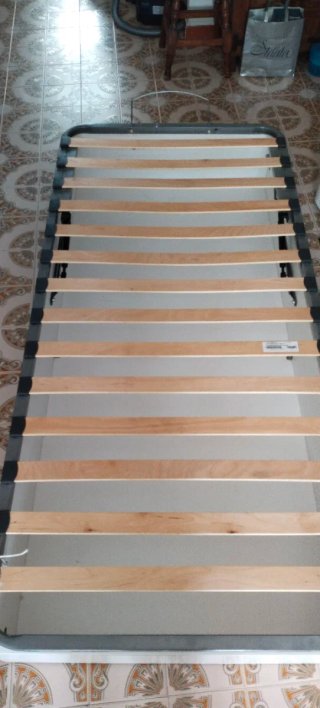 Cama metálica y de madera