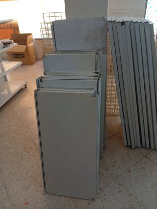 Estantería metálica gris