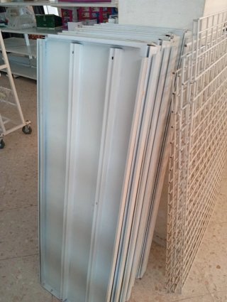 Estantería metálica gris