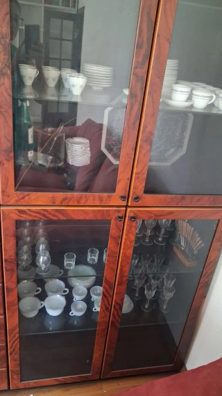 Mueble vitrina y cajonera madera