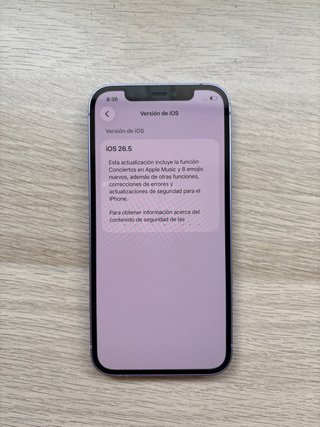 iPhone 12 con funda, caja y cable