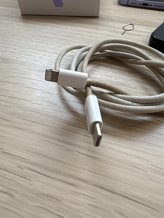 iPhone 12 con funda, caja y cable
