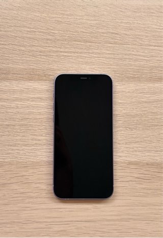 iPhone 12 con funda, caja y cable