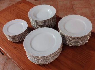 Juego de platos de porcelana blancos y dorados