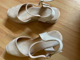Alpargatas cuña beige talla 37.