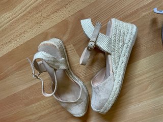 Alpargatas cuña beige talla 37.