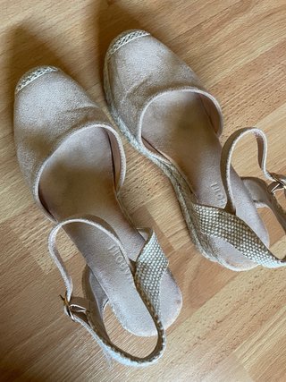 Alpargatas cuña beige talla 37.