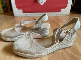 Alpargatas cuña beige talla 37.