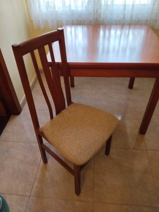 Mesa de comedor y 4 sillas