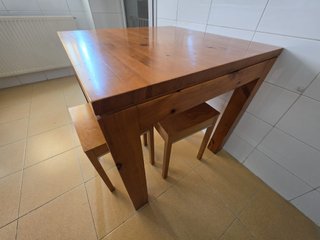 Mesa de madera con 2 taburetes