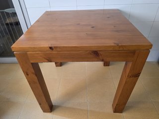 Mesa de madera con 2 taburetes
