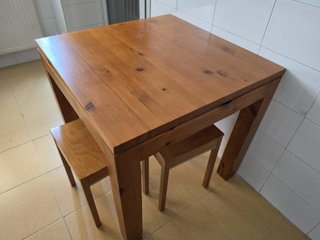 Mesa de madera con 2 taburetes
