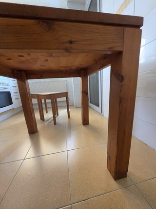 Mesa de madera con 2 taburetes