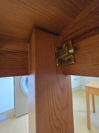 Mesa de madera con 2 taburetes