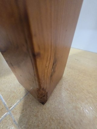 Mesa de madera con 2 taburetes