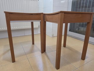 Mesa de madera con 2 taburetes