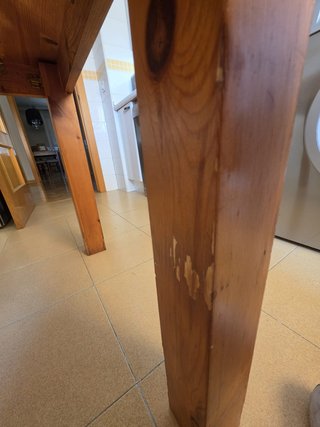 Mesa de madera con 2 taburetes