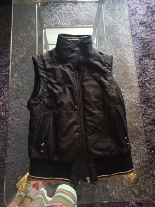 Chaleco negro acolchado con cremallera