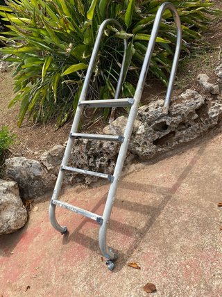 Escalera para piscina de metal