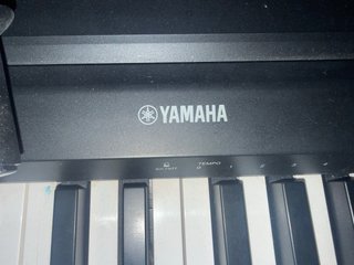 Piano Yamaha con soporte y banqueta